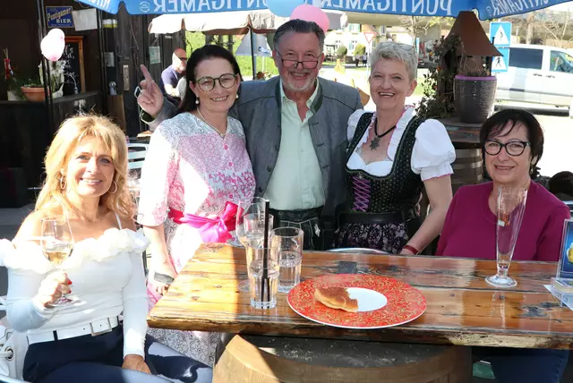 Gute Laune herrschte bei der Welcome-Party von Tatjana Schuster (4.v.l.) | Foto: Gerhard Langmann