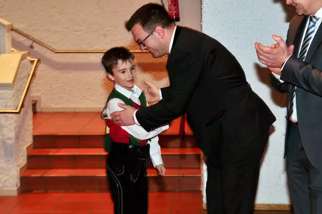 Der jüngste Teilnehmer kam aus Birgitz - LA Andreas Kirchmair gratulierten seinem "Landsmann". | Foto: Hassl
