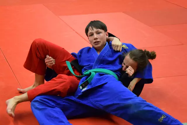 Mit dieser Festhaltetechnik siegt Leopold Gemeinhardt mit Ippon.
