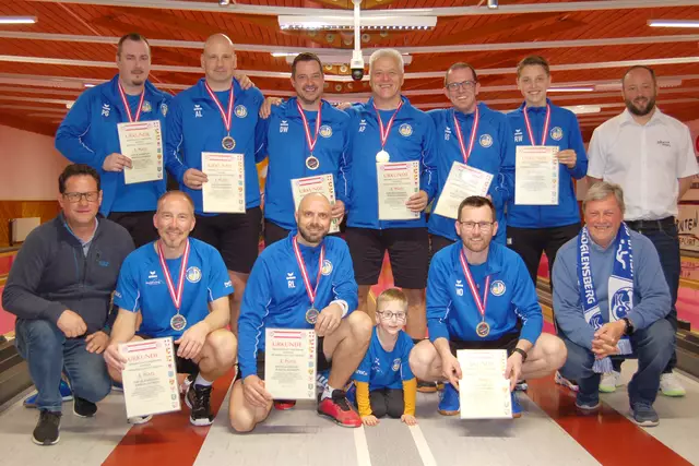 KSK Klagenfurt-Magdalensberg – Meister der 1. Bundesliga Ost 2024/2025
Stehend von links: Patrick Geier, Andrej Lahovec, BL-Kapitän Daniel Waldhauser, Adolf Pichler, Günter Snieder jun., Rafael Waldhauser und KSKV Vizepräsident Gernot Harder;
hockend: KSKV Präsident Arnold Marbek, Dominik Konec, Roman Leitner, Nachwuchshoffnung Leon Geier, Martin Oberrauner und KSKV Verbandssekretär Helmut Müller. KSK Klagenfurt-Magdalensberg Obmann Werner Rössler fehlte leider krankheitsbedingt.
