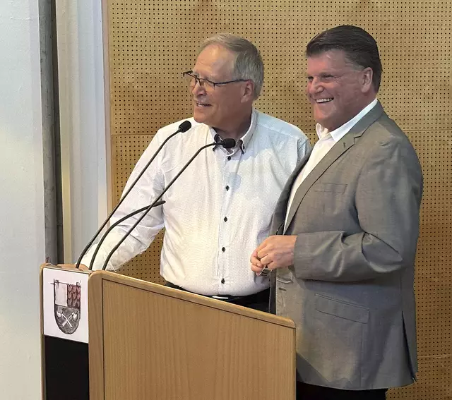 Bürgermeister Erich Ofner bedankte sich beim Team für das ehrenamtliche Engagement. Im Bild: Gemeinderat &amp; Gründungsmitglied der Bücherei Wolfgang Stegmann und Erich Ofner (v. l.)
 | Foto: Bücherei Kraubath
