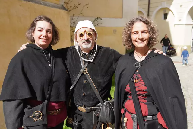Barbara Weissenbacher, Martin Ptacnik sowie Karin Patzak genossen die Stimmung im Schloss Gloggnitz.