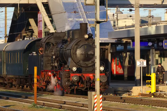 Kurzer Halt in Wels: Die Museumslokomotive des Dampfsonderzuges auf dem Weg nach Kefermarkt und wieder retour. | Foto: laumat.at