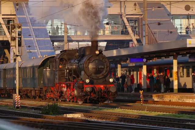 Kurzer Halt in Wels: Die Museumslokomotive des Dampfsonderzuges auf dem Weg nach Kefermarkt und wieder retour. | Foto: laumat.at