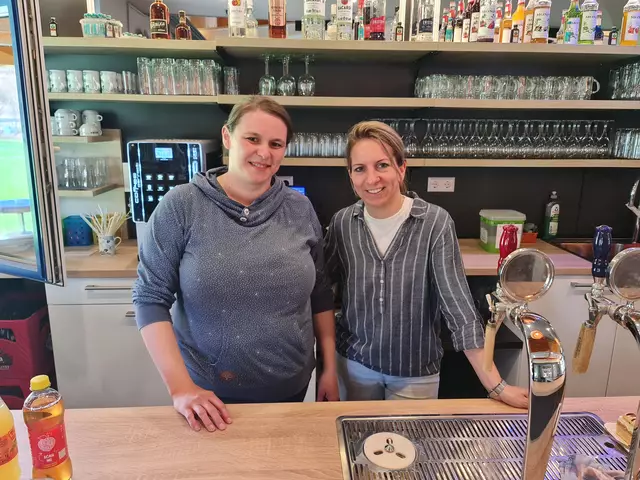 Hocker Daniela und Claudia Gansch