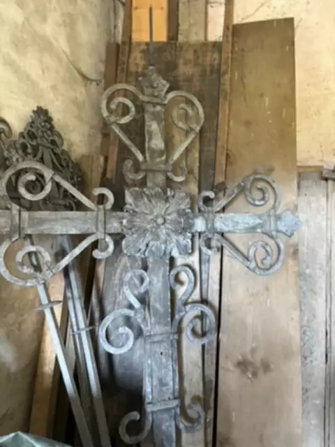 Das Kreuz wartet auf die Wiedermontage | Foto: MeinBezirk