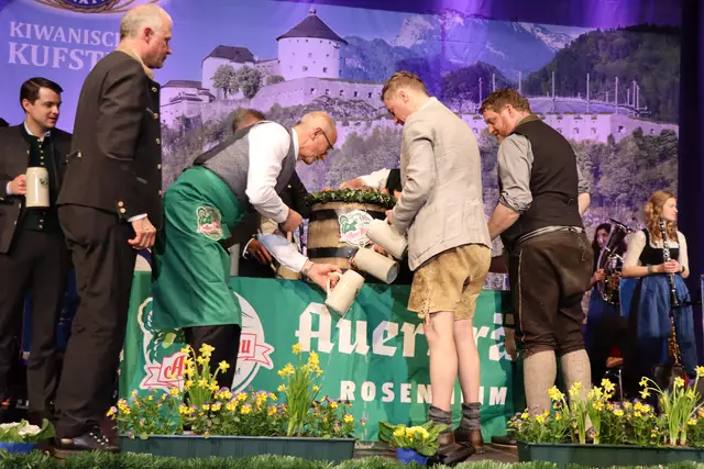 Gemeinsam wurde dann schließlich an Bier angezapft.  | Foto: Nimpf