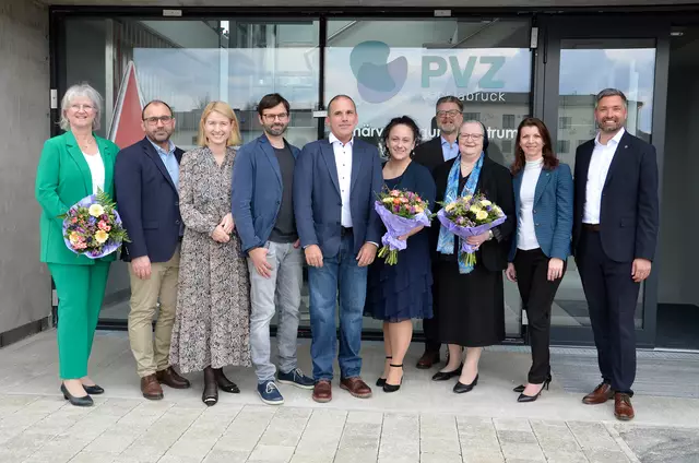 Claudia Westreicher, Vizepräsidentin der ÄK für OÖ, Albert Maringer, Vorsitzender des Landesstellenausschusses der ÖGK in Oberösterreich, LH-Stellvertreterin Christine Haberlander, Landesrätin für Bildung, Frauen und Gesundheit, das Ärzt:innenteam des PVZ Vöcklabruck mit Christoph Wiesmayr, Frank Leisterer und Irina Finger, ÖGK-Landesstellenleiter Harald Schmadlbauer, Sr. Angelika Garstenauer, Generaloberin der Franziskanerinnen von Vöcklabruck, ÖGK Landesstellenleiter-Stellvertreterin Paola Mich und  Peter Schobesberger, Bürgermeister von Vöcklabruck (v.l.) feierten am Samstag die Eröffnung des Primärversorgungszentrums Vöcklabruck. | Foto: ÖGK/Herzberger