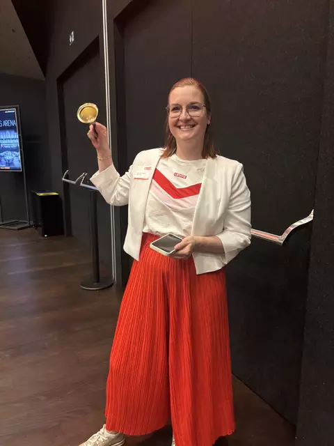 Franziska Platzer von der WKO Braunau gab mit ihrer Glocke die Startzeichen für die Speed-Datings. | Foto: MeinBezirk