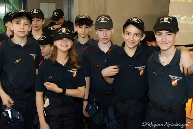 Stolz präsentieren die jungen Feuerwehrmitglieder der FF Pressbaum ihre Verdienstabzeichen.