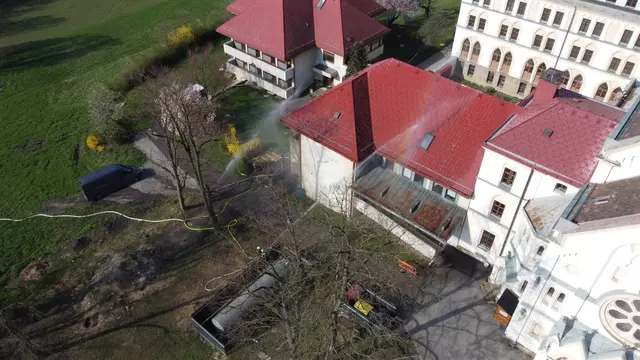 Löschungsarbeiten der Feuerwehrleute beim Gebäudebrand | Foto: AFKDO Neulengbach