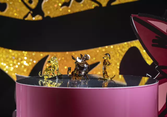Disney x Swarovski verzaubern Fans und Sammler seit 20 Jahren, indem sie einige der beliebtesten Charaktere der Welt in Kristall neu interpretieren. Die Ornamente zu Disneys Der König der Löwen erwecken den Zauber des Geweihten Lands zum Leben.

 | Foto: Swarovski Kristallwelten