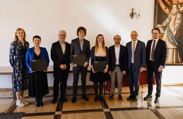 Vizerektor Gregor Weihs (Uni Innsbruck) und Stephan Agnolazza-Hoop (Ministerium für Äußeres, Bildung und Sport, Liechtenstein; beide rechts im Bild) gratulierten den Preisträgerinnen und Preisträgern. Im Bild mit den Laudatorinnen und Laudatoren v.l.: Ulla Ratheiser (Leiterin des Instituts für Anglistik), Preisträgerin Monika Kirner-Ludwig, Helmut Ritsch (Institut für Theoretische Physik), Preisträger Karol Piotr Gietka, Preisträgerin Stefanie Geisler, Petronel Tuluc (Institut für Pharmazie). | Foto: Universität Innsbruck