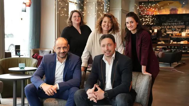 Maria Schmeißl, Regina Kropff, Sabine Steinhart (v. l.), Reinhard Neudorfer und Florian Schnabl bilden das Team hinter Einfach Feiern. | Foto: Susanne Mostögl