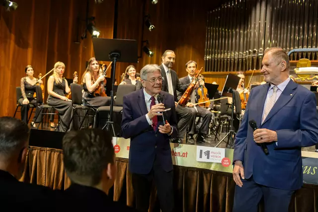 LH Peter Kaiser und der musikalische Leiter des Musikvereins Kärnten Ernest Hölzl | Foto: LPD Kärnten/Just