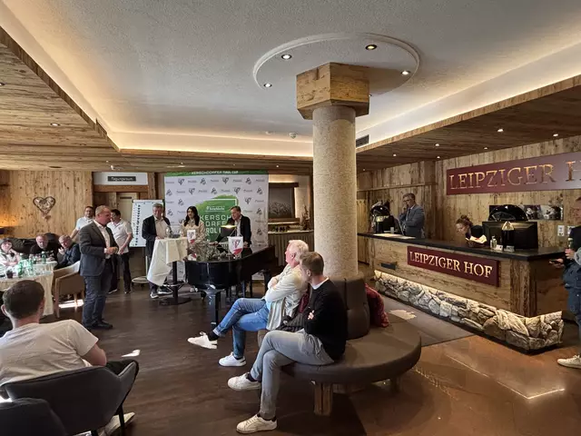 Auslosung für den TFV Kerschdorfer Tirol Cup im Leipziger Hof. Adi Stastny begrüßt die Vereinsvertreter sowie Hannes Kerschdorfer, Stephanie Venier und SeppGeisler. | Foto: MeinBezirk