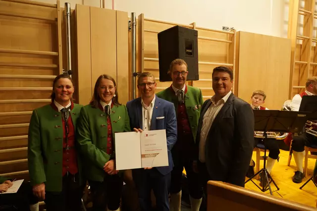 Als Dank für 15 Jahre aktive Mitgliedschaft erhielt Elisabeth Salfinger (2.v.l.) die Verdienstmedaille in Bronze des OÖBV