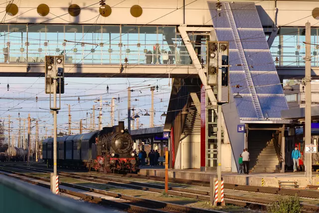 Kurzer Halt in Wels: Die Museumslokomotive des Dampfsonderzuges auf dem Weg nach Kefermarkt und wieder retour. | Foto: laumat.at