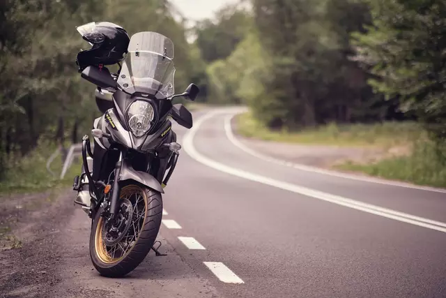 Ein 17-Jähriger war in der Nacht auf den 6. April illegal mit dem Motorrad unterwegs – das ohne Schein, mit Alkohol und mit einem nicht zugelassenen Fahrzeug.  | Foto: Pixabay (Symbolfoto)