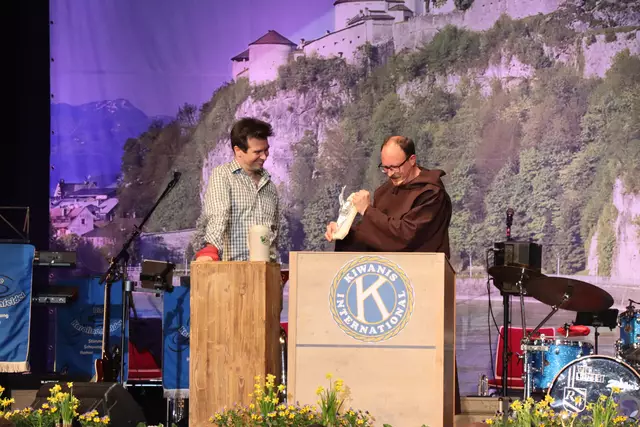 Klaus Reitberger nahm den Silber-Bock entgegen, für seine Namensfindungen der Brücken in Kufstein. | Foto: Nimpf