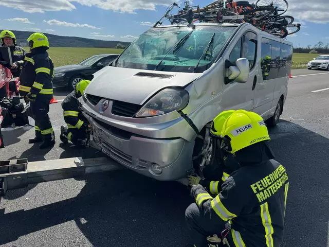 Sieben Personen sind am Sonntagvormittag bei einem Unfall mit einem Kleinbus auf der Burgenland Schnellstraße (S31) zwischen dem Knoten Mattersburg und Wulkaprodersdorf verletzt worden.  | Foto: FF Mattersburg