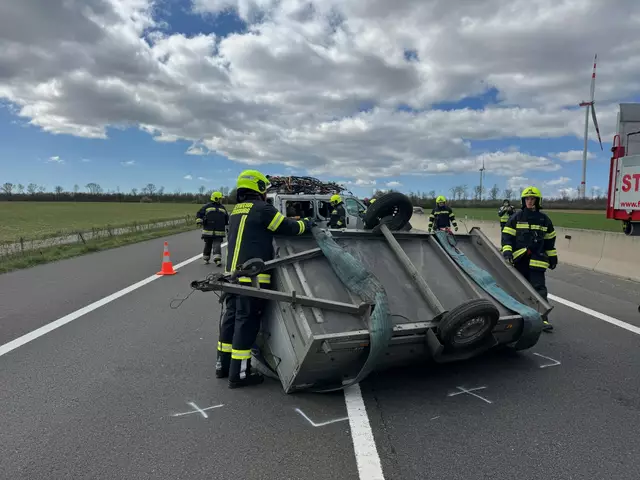 Das Fahrzeug war aus vorerst unbekannten Gründen umgekippt. | Foto: FF Mattersburg