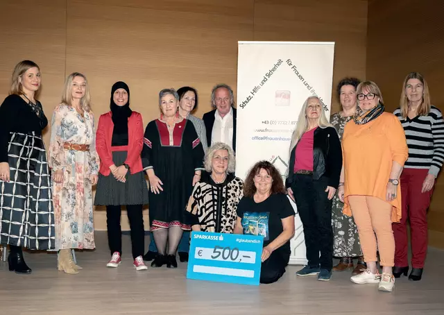 Das Autorenkollektiv Quint.Essenz bei der Spendenübergabe an den Vorstand des Vereines Frauenhaus Braunau. | Foto:  Elsa Wild