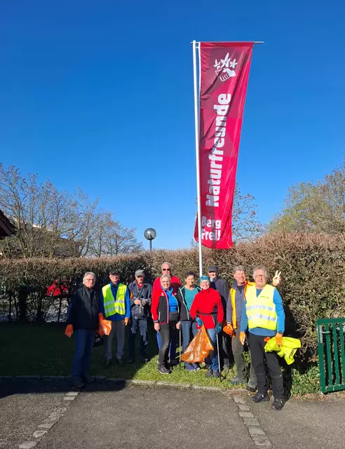 Fleißig packten die St. Valentiner Naturfreunde mit an und sorgten für eine saubere Umwelt in Herzograd.  | Foto: NF St. Valentin/Tröbinger