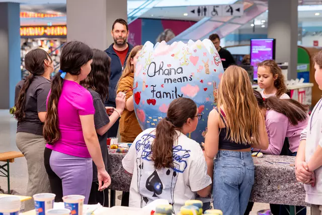 Themen wie Familie, Frieden und Hoffnung schmücken die großen handbemalten Ostereier im Sillpark.  | Foto: Sillpark/ Thomas Steinlechner
