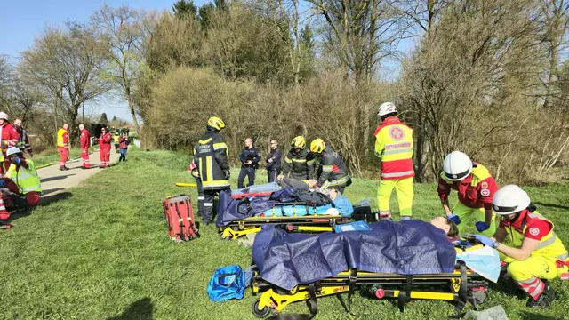 Die Einsatzkräfte bei der Rettung oder Bergung der verunglückten Personen. | Foto: AFKDO Neulengbach