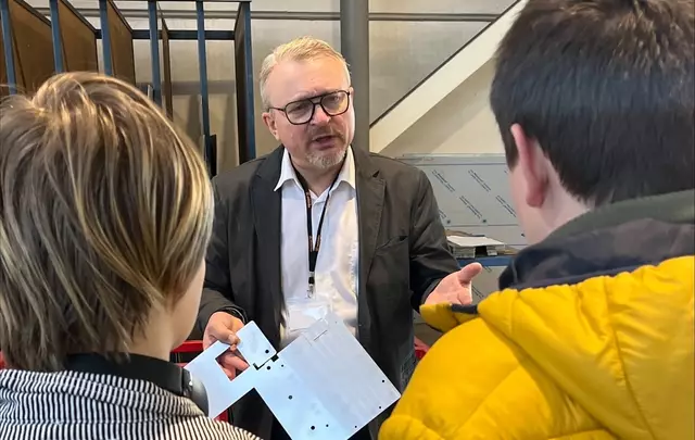Schüler der MS Neumarkt mit Schinko-Geschäftsführer Gerhard Lengauer. | Foto: WK Freistadt