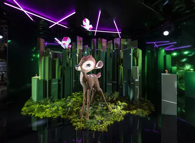 Im Swarovski Kristallwelten Store in Wien entfaltet sich ein Wald mitten auf der Kärntner Straße, in dem ein kristallines Disneys Bambi mit Schmetterlingen zwischen strahlenden Kristallblumen spielt. Das niedliche Reh wurde in der Swarovski Manufaktur in Wattens mit über 4,5 Millionen Kristallen verziert.

 | Foto: Swarovski Kristallwelten