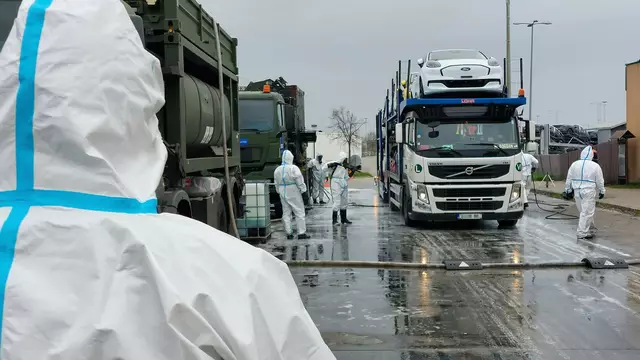 Zur Bekämpfung der Maul- und Klauenseuche waren 53 Soldatinnen und Soldaten der AFDRU-Katastrophenhilfseinheit des Bundesheeres seit dem 26. März rund um die Uhr in der Slowakei im Einsatz. Seit Samstag, den 5. April, bleibt ein Zug der Garde und ein ABC-Desinfektionstrupp (rund 40 Personen) an den Grenzübergängen Kittsee (A6) und Nickelsdorf. | Foto: AFDRU-Katastrophenhilfseinheit des Bundesheeres 