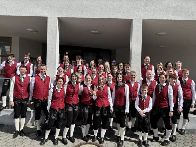 Die erleichterten Gesichter nach der Konzertwertung im VZ Gunskirchen, in der Mitte die mit der Sonne um die Wette strahlende Kapellmeisterin Kathrin Ammerstorfer mit der Goldmedaille.