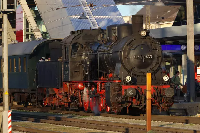 Kurzer Halt in Wels: Die Museumslokomotive des Dampfsonderzuges auf dem Weg nach Kefermarkt und wieder retour. | Foto: laumat.at