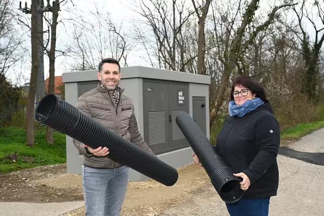 Bürgermeister René Klimes und Vizebürgermeisterin Claudia Mozelt vor einem neuen Trafo im Ortsteil Blumau. | Foto: Gemeinde