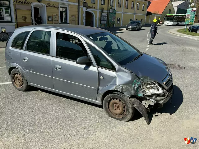 Der PKW wurde im Frontbereich stark beschädigt. | Foto: FF Raabs