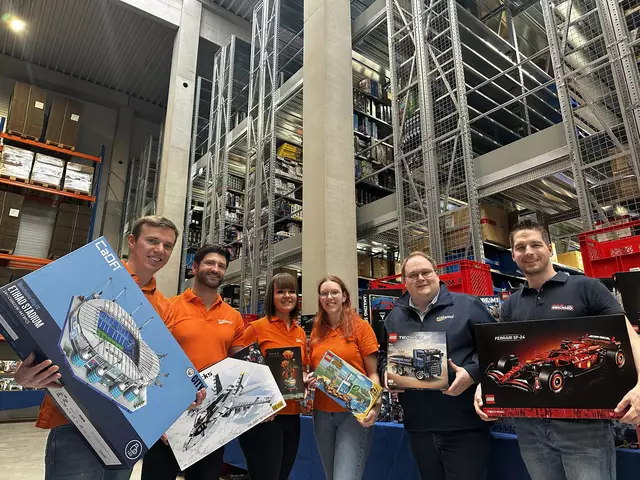 Thorsten Aspetzberger (2. v. r.) und sein Team im gut bestückten Scalemo-Lager in Gunskirchen. Hier gibt es die bekannten Marken und alles, was das Klemmbaustein-Herz erfreut. | Foto: MeinBezirk/Braun