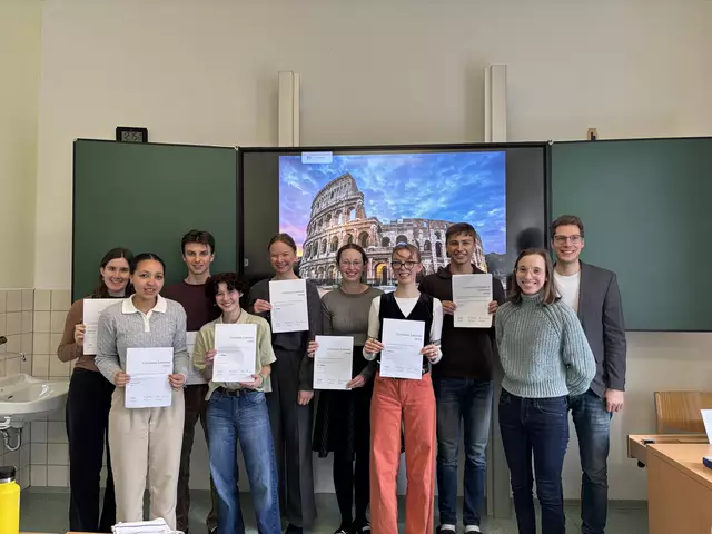 Die Teilnehmerinnen (von links nach rechts): Lena-Sophie Kranabetter, Hilary Stanko, David Breitfuß, Julia Kaserbacher, Frida Januschkowetz, Lena Höller, Felicitas Seiwald, Christoph Gotthardt sowie die Lehrpersonen Stefanie Mlinarcsik und Johannes Florian Jell | Foto: Jell