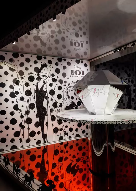Im Store der Swarovski Kristallwelten in Wattens ist eine der Kunstbühnen den verspielten Welpen aus Disneys 101 Dalmatiner gewidmet. Auf einem Praxinoskop flitzt der Dalmatiner-Welpe Lucky über die Bühne.

 | Foto: Swarovski Kristallwelten