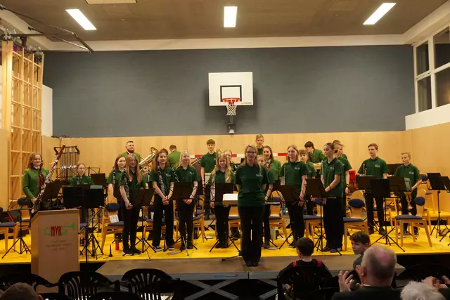 Das Jugendblasorchester Pichl-Kematen unter der Leitung von Katrin Wieser legte einen fulminanten Start in das Frühlingskonzert hin und begeisterte mit Klassikern aus Rock und Pop