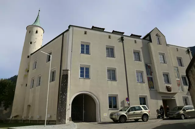 Die Polizei sucht Zeugen nach Sachbeschädigung bei der Eingangstür des Bezirksgerichts. | Foto: Rufus/Wikipedia