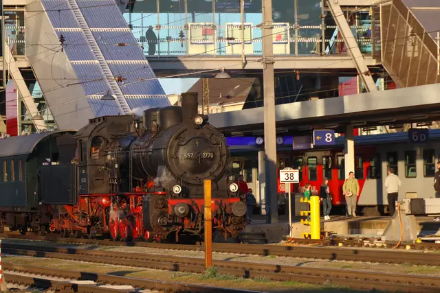 Kurzer Halt in Wels: Die Museumslokomotive des Dampfsonderzuges auf dem Weg nach Kefermarkt und wieder retour. | Foto: laumat.at