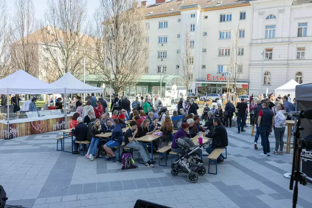 Am Freitag, 4. April, feierte der Enkplatz sein neues "klimafittes" Auftreten.  | Foto: Rene Brunhölzl