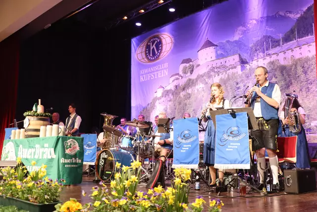 Die Karolinenfelder sorgten für die musikalische Umrahmung und beste Stimmung im Stadtsaal.  | Foto: Nimpf