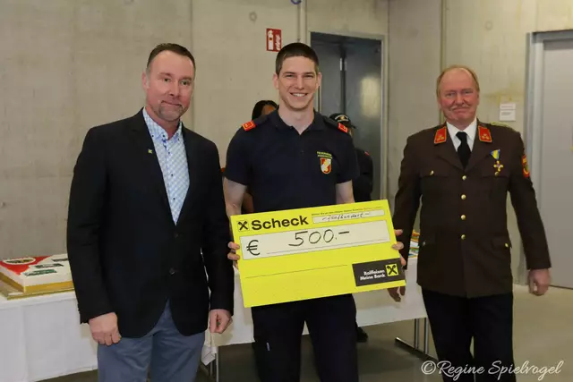 Bürgermeister Josef Rothensteiner überreichte dem Kommando einen 500.- Euro Check. Eine gute Investition. Hier mit Kommandantstellvertreter Daniel Weß und Kommandant Michael Uetz.