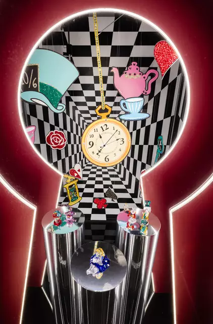 Durch das Schlüsselloch spähen Passant*innen im Swarovski Kristallwelten Store Innsbruck in die Welt von Disneys Alice im Wunderland, wo Teetassen und Spielkarten durch die Luft wirbeln.

 | Foto: Swarovski Kristallwelten