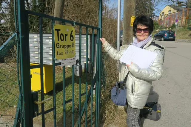 Silvia Niedermaier beklagt die schlechte öffentliche Anbindung zur Siedlung am Heschweg. | Foto: Patricia Hillinger/MeinBezirk