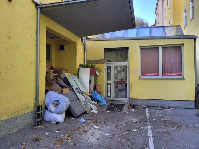 Im Innenhof stapelt sich der Müll. | Foto: z.V.g.