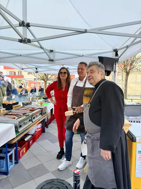 Klimastadträtin Ulli Sima, Bezirksvorsteher Thomas Steinhart (beide SPÖ) und Pater Jan Soroka beim Bieranstich.  | Foto: BV11